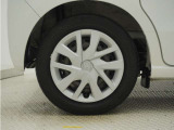 ◆純正ホイール装着車◆シンプルなデザインのホイールキャップ付きです。