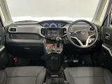 【インパネ】運転のしやすさを最優先に設計された見晴らしの良いフロントビュー。車両間隔が掴みやすく狭い道でも安心♪「安全」と「品質」を最優先に、安心してお乗りいただけるクルマを提供いたします。