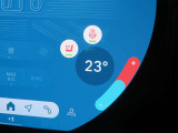 こちらでも簡単にエアコンの温度調整をすることができます!ステアリング、シートヒーターもついていますので、寒い時期に大活躍してくれます☆