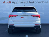 Audiのリヤディフューザーは、車両の後方での空気の流れを整え、乱流を減少させることで、走行安定性を向上させます。またスポーティで洗練された外観を提供し、全体のスタイルに一体感を持たせます。