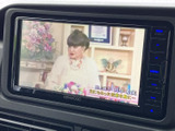 画面にテレビ番組が表示され、停車中のひと休みに映像を楽しめます。見やすい大きさの画面で、操作ボタンも周囲に配置されているため、必要なときに使いやすい仕様です。