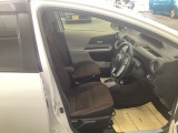 運転席は、大きな座面と包み込むような背もたれがドライバーの身体全体をしっかり支えます。上質なシート素材と座り心地のよいクッションを採用し、長時間の運転やコーナーの多い道も快適です。