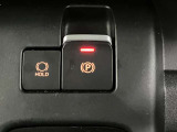 【電動パーキングブレーキ】スイッチ一つで簡単に操作できる電動パーキングを搭載。シフト操作やアクセルと連動してパーキングブレーキが作動・解除されるため、スムーズな発進が可能に。