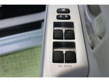 全ての窓が運転席から操作できます。今やほぼ当たり前ですが、無いと不便なアイテムですよね。ウインドウロックも装備しています。