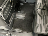 しっかりと汚れ、砂ぼこりを落とし足元まで清潔な車内空間を作り上げております♪