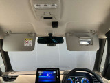 運転席のサンバイザーにはバニティーミラーも付いています。身だしなみチェックには欠かせません。