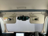両席のサンバイザーにはバニティーミラーも付いています。身だしなみチェックには欠かせません