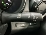 【オートライト】車のセンサーが周囲の明るさを感知し、自動でヘッドライトを点灯・消灯する機能です。この機能は夕暮れ時の交通事故が多い時間帯の安全性を高めてくれます。