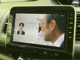 テレビ番組を画面で楽しめる装備を備えています。停車中の待ち時間などに映像を視聴でき、車内で過ごすひとときにも便利です。視聴の際は安全のため、必ず停車した状態でご利用ください。