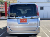 シートを外して室内をすみずみまで洗浄&消臭。ボディやタイヤはもちろん、エンジンルームまで洗浄しています。