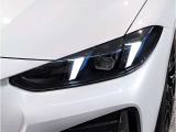 【LEDヘッドライト】先進のLEDテクノロジーを採用。放射される白色光の周波特性は太陽光に近く、バイキセノン・ヘッドライトを上回るコントラストで更に明るく輝きます!