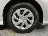 スタイリッシュな純正ホイールキャップ付きのお車になります!!