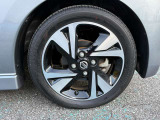 秘めたるパフォーマンスを足元からも主張する、日産純正アルミホイールが装着されています。