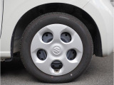 【ホイールキャップ】車に良く似合う純正ホイールキャップが装備されています。ノーマルタイヤ、スタッドレスタイヤもスズキ自販島根にお任せください。