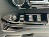 運転席のスイッチで全てのウィンドウの開閉操作を行うことができます。ロックボタンをONにしておくと、運転席以外のウィンドウは作動しないのでお子様を乗せているときなども安心ですね♪