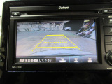 バックカメラの画像です。ガイドラインがスムースな車庫入れをサポートいたします。車庫入れの安心感がアップしますね。
