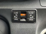 両側電動スライドドアのスイッチ付です。車内からもスイッチひとつで楽にドアの開閉が可能です。電動なので開閉時に力を使う必要がなく、半ドアになることもありません!