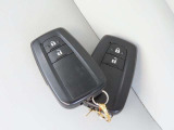 カギを取り出す手間がなく施錠開錠・エンジン始動ができる便利なスマートキーです!荷物で手がふさがっていたり、雨天時にも役立ちます☆