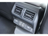 運転席と助手席の間コンソールボックス後方にも後席用にUSB電源&times;2とシートヒータースイッチ、エアコン吹き出し口があります、後席の同乗者のかたもロングドライブ時でもより快適にお過ごしいただけると思います