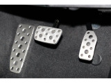 スポーティなデザインのアルミパッドブレーキペダルです。