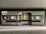 ETC車載器を備えており、対応する料金所ではETCを利用した通過が可能です。カードの挿入口や表示部がまとまり、必要なときに機器の状態を確認しやすい配置です。