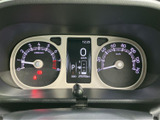 速度やエンジン回転数、シフト位置などの情報がまとまり、運転中も必要な表示を確認しやすいレイアウトです。中央の表示部も見やすく、日々の運転をサポートします。