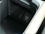 ◆後席用12V電源ソケット◆12V電源ソケットは後席用にも装備されています。長時間のドライブも安心です。