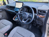 運転席まわりは視界が広く、前方や左右の確認がしやすいレイアウトです。グレー系のシートと落ち着いた色合いの室内で、乗り込んだ際もすっきりと過ごせる印象です。