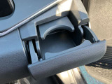 手の届きやすい位置にドリンクホルダーがある為、とても便利です。