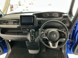 【前方視界】開放的な前方視界!運転がしやすく疲れにくいです♪窓が大きく、見通しがとっても良いおクルマですよ♪