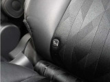 ◆ISOFIX◆シートベルトいらずでチャイルドシートと固定金具を連結するだけでガッチリ固定できます。
