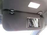運転席側バニティミラー付きのサンバイザーです。ちょっと鏡を見たい時などに便利な装備です。