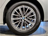 【BMWアロイホイル】軽量かつ強度に拘ったアロイホイル。走行性能ポテンシャルを引き出す設計。車の足元を引き締めてくれる大きなポイントはアロイホイルです。