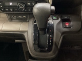 CVT車のセレクトレバーです。低速から高速まで、変速ショックのないスムーズな走りと、エンジン効率のよい領域を維持して燃費にも貢献します。サイドブレーキはスイッチ操作の電子制御パーキングブレーキです。