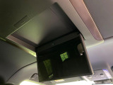 【14型有機ELフリップダウン】三列目からでも迫力のエンタメが観れる大画面フリップダウン。有機ELのモニターでは、一般的なフリップダウンよりも高コントラストでキレイな映像を楽しめます。