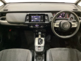 車内は光触媒抗菌消臭施工済です。スタイリッシュなデザインでスポーティなインパネ周りを演出します。グローブボックスやカップホルダーのほかにトレーなどたくさんの収納スペースが付いています。