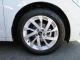 全車両に標準装備の純正アルミホイールは、純正ならではのバランスの良いデザインと、走行安定性をお楽しみ頂けます。