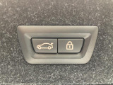 【パワーゲート】電動パワーゲートです。開閉がボタン1つで開け閉め行えます。また、状況に応じてのトランクハッチ開閉量を簡単に設定可能です。スマートオープナーも便利な機能です。ぜひお試しください。