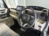 ◆視界広々で非常に運転しやすくロングドライブでも疲れを感じさせないすっきりとまとまったインパネ周りです。
