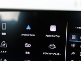スマートフォンとAudiをUSBケーブルを介し接続。AppleのCarPlayやAndroid Autoのアプリを通じて、スマートフォンのコンテンツをMMIディスプレイに表示します。