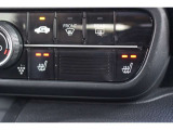 運転席と助手席に温度調整があるシートヒーターを装備しております。寒い朝はクルマに乗り込んですぐにシートヒーターを作動させれば温かさが広がり快適なドライブが始まります。