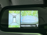後方の映像に加え、車両周囲を俯瞰した表示も確認できます。駐車時に周辺の状況を把握する目安となり、目視での安全確認と合わせて活用いただけます。