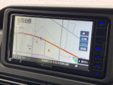 地図を画面いっぱいに表示し、周辺の道路や現在地を確認しやすい構成です。広域・詳細の表示切替も画面上で選べるため、目的地までの道順を確認する際に役立ちます。