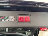 自動開閉テールゲートとフットオープナーを装備。両手が荷物でふさがっている場面でも開閉をサポートします。