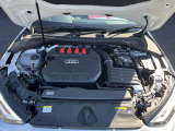 FSIは「Fuel Stratified Injection」の略で、直噴システムを指します。従来のポート噴射に比べて燃料を直接シリンダー内に噴射することで、燃焼効率が向上します。これにより、燃費の改善、排出ガスの削減が可能。