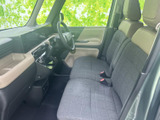 前席は身体を預けやすい形状のシートで、運転席から前方や周囲を見渡しやすい配置です。明るい色のドア内張りも組み合わさり、くつろげる空間を演出します。