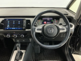 【ハンドル】運転にかかわる様々な操作を安全に行えるように視点移動が少なく操作性に配慮されたスイッチ類が凝縮されたコックピットです。