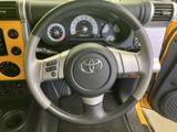 運転姿勢のまま手元のスイッチにアクセスでき、視線を大きく移さず操作しやすいレイアウトです。握る部分には表面の凹凸があり、日常の運転を快適にサポートします。