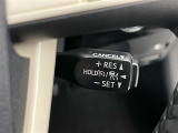 クルーズコントロール機能が付いています。 速度を設定するとアクセルを踏まなくても一定の速度で走ることができます。  高速道路ではとても便利な装置なんです。