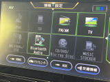 ラジオやテレビ、Bluetooth Audioなど、複数の音源が画面に一覧表示されています。聴きたいメディアを選びやすく、日々の移動や休憩時間に合わせて手軽に使い分けられます。